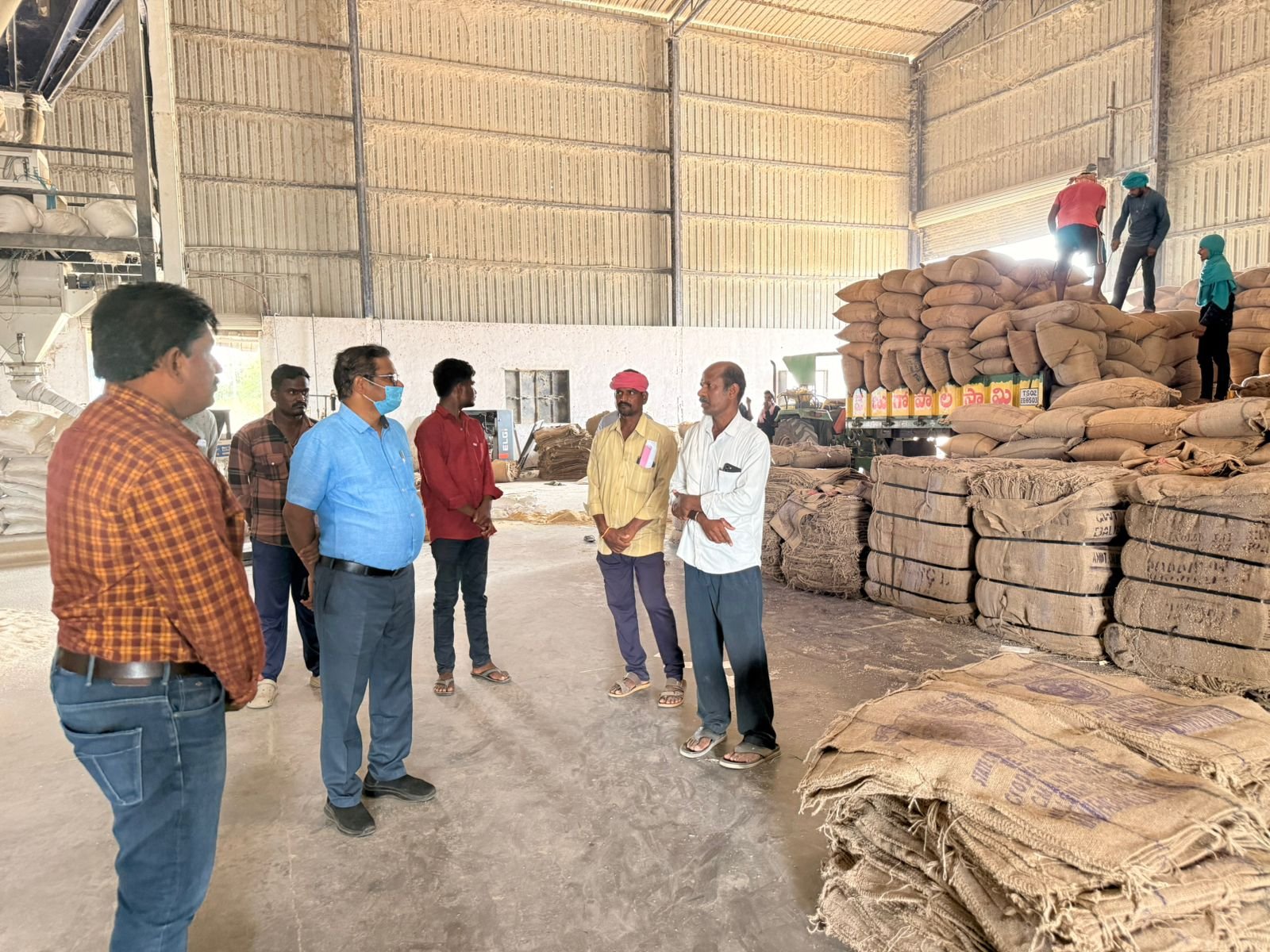 నుగోలు కేంద్రాలు, రైస్ మిల్లుల పరిశీలనలో అదనపు కలెక్టర్ గడ్డం నగేష్